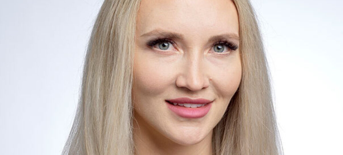 Holly redwine headshot