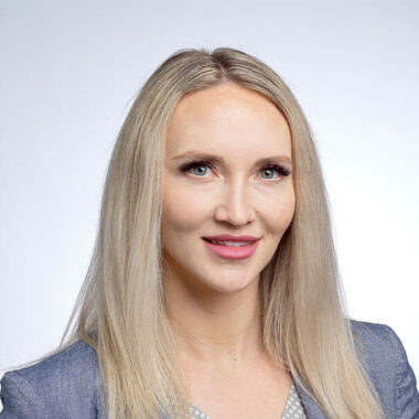 Holly redwine headshot